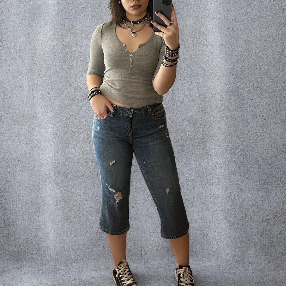 Aeropostale 2010 Distressed Low Rise Medium Wash Capri Jeans Size 9/10